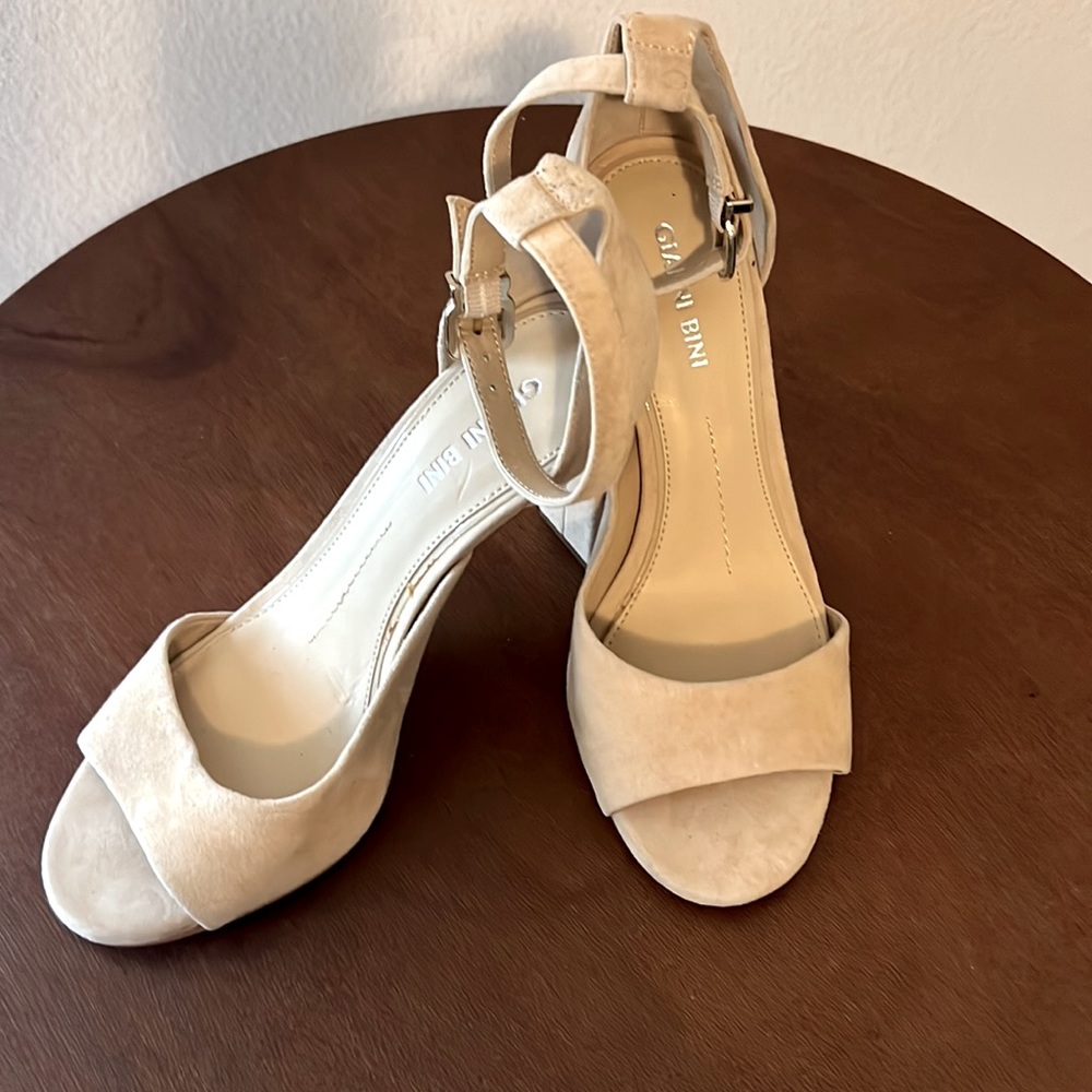 GIANNI BINI Swede tan Heels.